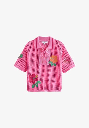 Lyserød strikket kortærmet sweater med snørelukning i kraven og broderede røde, orange og pink hibiscusblomster på fronten og ærmerne.