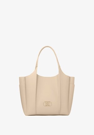 Beige leren shopper met twee handvatten, twee zijvakken en een klein gouden logo-embleem in het midden aan de voorkant.