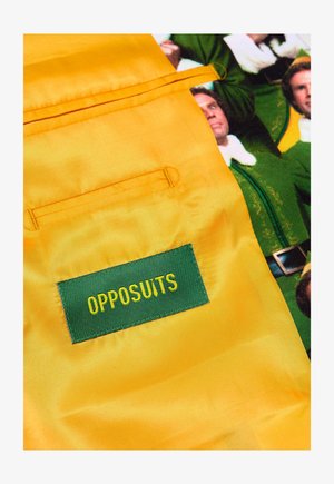 Tessuto giallo con una superficie liscia, presenta un'etichetta verde con la scritta "OPPOSUITS" in lettere gialle. Include un piccolo dettaglio tasca.