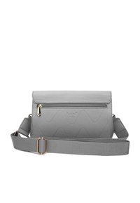 Šedá vegan kožená crossbody taška s cik-cak vzorem, přední kapsa na zip a nastavitelný popruh. Obsahuje zlaté kovové prvky a detail s logem.