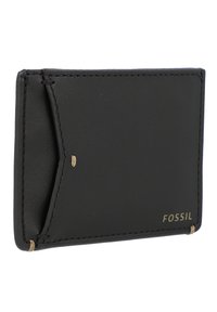 Zwarte leren kaartenhouder met een minimalistisch ontwerp, gladde textuur, ronde randen en gouden "FOSSIL" branding aan de voorkant.