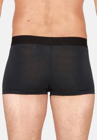 Boxer da uomo neri con un motivo a righe verticali, caratterizzati da una texture liscia e un ampio elastico in vita con il logo del marchio.