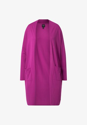 Lange openvallende cardigan in magenta met lange mouwen en twee zakken aan de voorkant, weergegeven tegen een witte achtergrond.