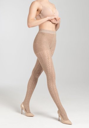Collant beige con motivo a disegno testurizzato, caratterizzati da una cintura morbida. Abbinati a tacchi alti color nude, che mettono in risalto la silhouette della gamba.