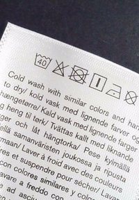 Instructions de lavage : lavage en machine à 40°C, pas d'eau de Javel, ne pas sécher en machine, sécher à l'air libre, repasser à basse température, ne pas nettoyer à sec.
