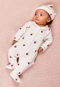 Valge beebi body punase maasika tikandiga, pikkade varrukatega, nööpidega ja kinnitatud jalgadega, koos sobiva valge kübaraga.