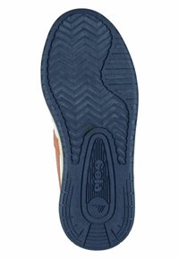 Suola della scarpa con un profondo motivo a zigzag in gomma blu scuro, completa di un logo e dettagli testurizzati su una base bianca pulita.