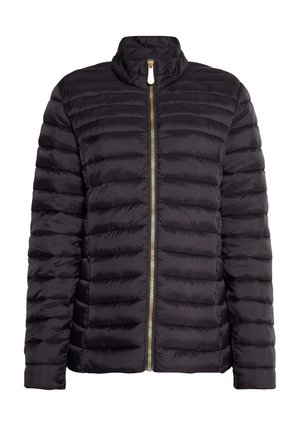 Fekete puffdzseki magas gallérral, vízszintes steppeléssel és arany cipzárral. Simább, fényes anyagból készült, és testhezálló fazonú.