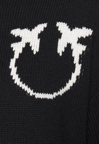 Maglione nero lavorato a maglia con una grande grafica bianca che rappresenta due uccelli astratti e una curva simile a un sorriso. Tessuto testurizzato con dettagli a costine.