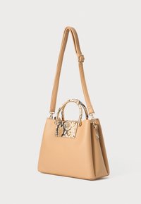 Borsa a tracolla in pelle tan con forma strutturata, dotata di un accento in pelle a stampa serpente testurizzata e hardware dorato, tracolla regolabile e manici doppi.