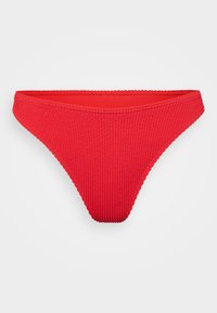 Crvene badiće donji deo s teksturiranom, rebrastom tkaninom. Ima nisku siluetu i uski pojas, prikladno za plažne kostime.
