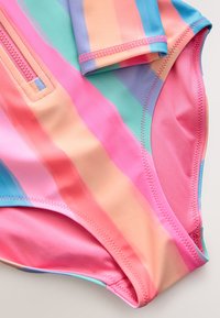 Maillot de bain multicolore avec de larges rayures horizontales roses, bleues et vertes. Confectionné en tissu lisse et extensible, avec une fermeture éclair.
