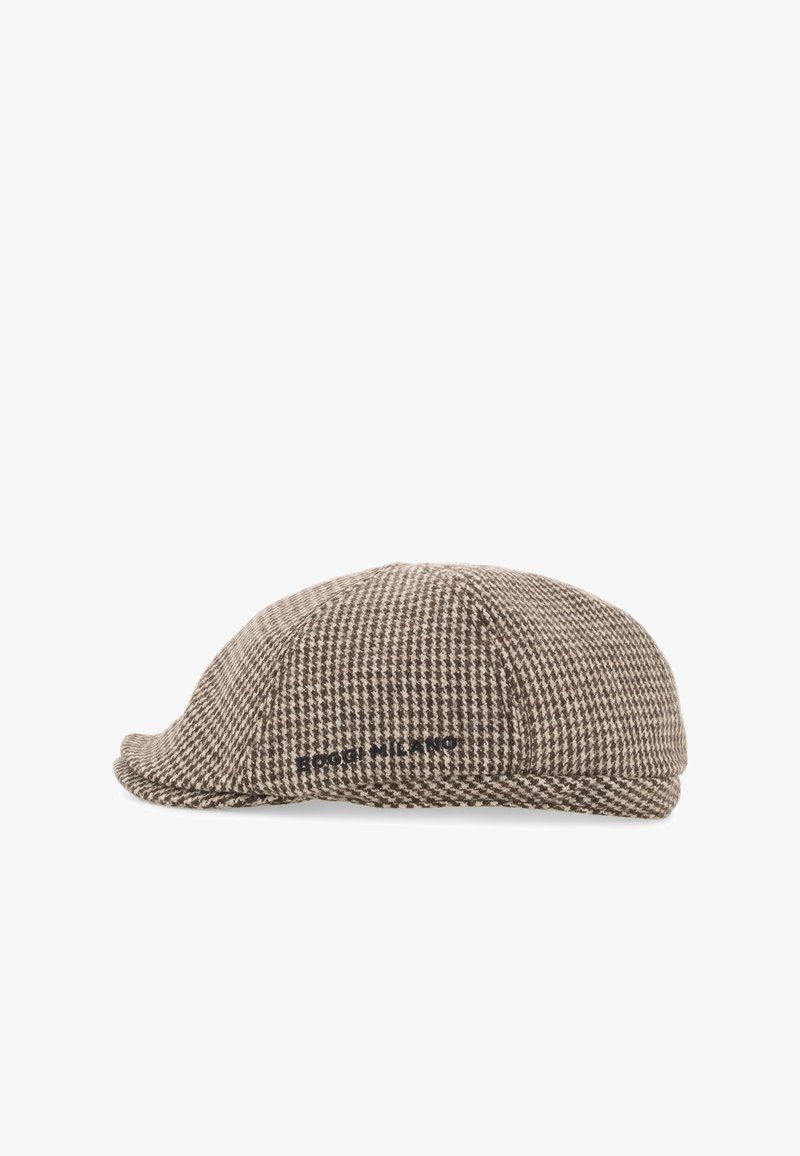 Casquette plate marron et beige à motif pied-de-poule avec petite visière et nom de marque noir finement brodé sur le côté.