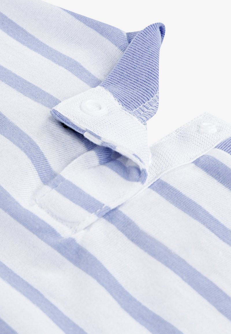 Hellblau-weiß gestreifter Stoff mit einem gestrickten Kragen und zwei Perlen-Druckknöpfen an einem Kleidungsstück.