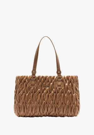 Tamnasti kožni torba s pletenom teksturom, dvostrukim ručkama i zlatnim hardverom. Ima urezan logo detalj na prednjoj strani.