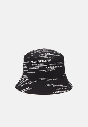 Bob noir recouvert de texte blanc répété "Calvin Klein Jeans" en différentes tailles.