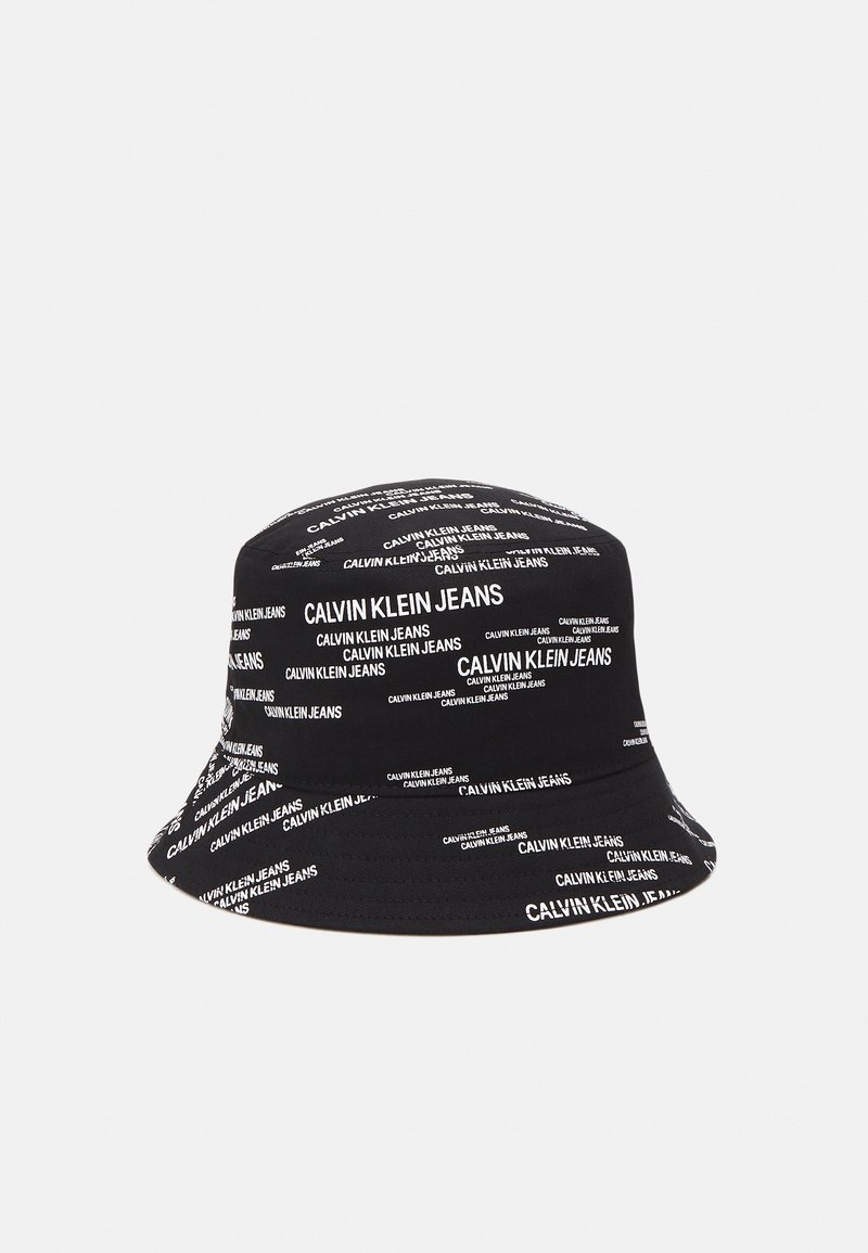 Bob noir recouvert de texte blanc répété "Calvin Klein Jeans" en différentes tailles.