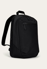 Zwarte rugzak met een gladde stofoppervlakte, ronde vorm, twee ritscompartimenten en gewatteerde schouderbanden voor comfort.