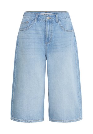 Pantalones cortos de mezclilla azul claro hasta la rodilla con botón frontal, cremallera y bolsillos laterales, exhibidos sobre fondo blanco.