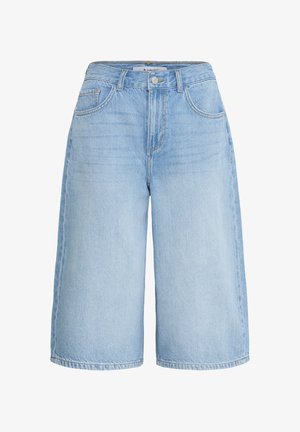Pantalones cortos de mezclilla azul claro hasta la rodilla con botón frontal, cremallera y bolsillos laterales, exhibidos sobre fondo blanco.