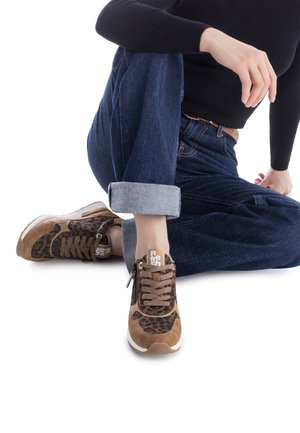 Zapatillas de deporte con estampado de leopardo marrón, confeccionadas con materiales de ante y malla, que cuentan con cordones marrones, una suela texturizada y un parche de logo naranja.