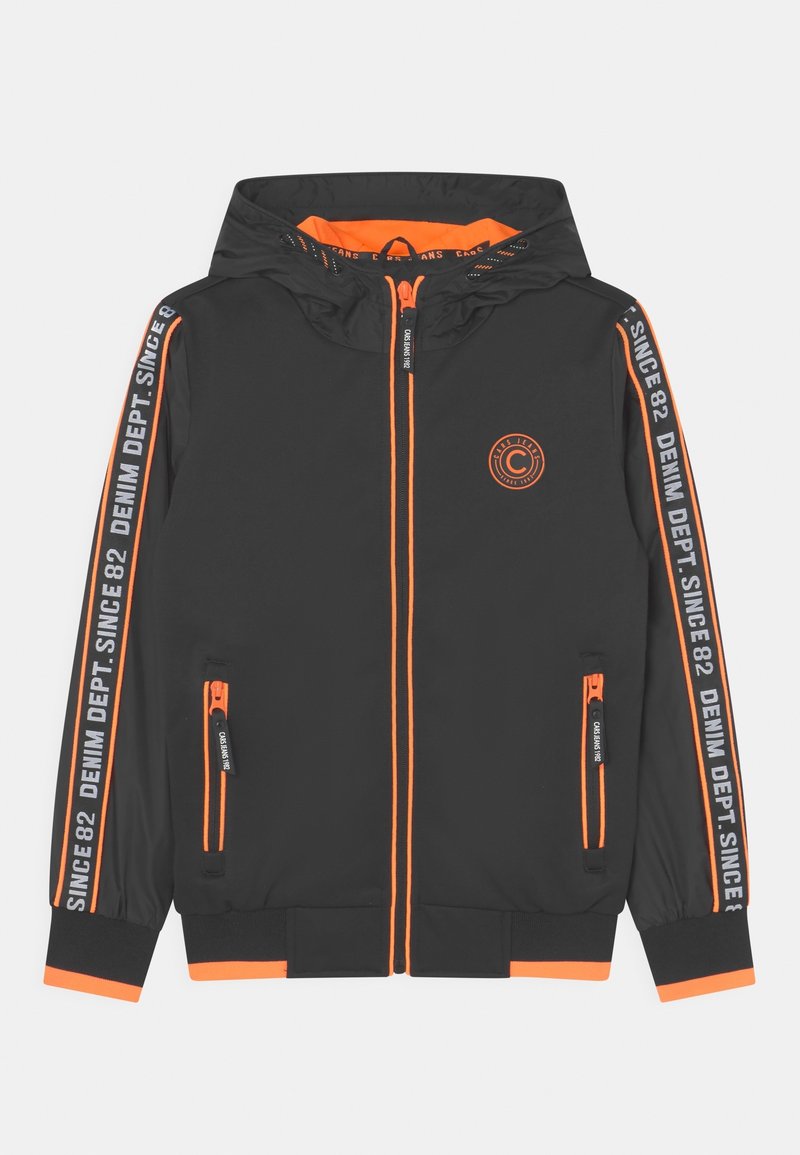 Veste à capuche noire et orange avec fermeture éclair sur le devant, poches zippées et texte "Depuis 82 Département Denim" le long des manches et logo sur la poitrine.
