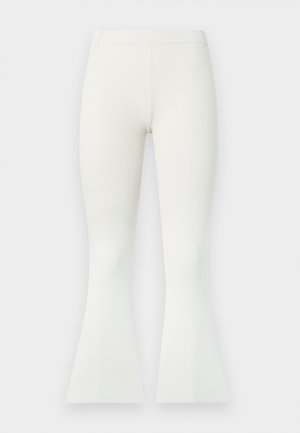 Witte geribbelde uitlopende broek met een getailleerde taille en een stijlvolle uitlopende zoom bij de enkel, voorzien van een zachte textuur en een gladde afwerking.