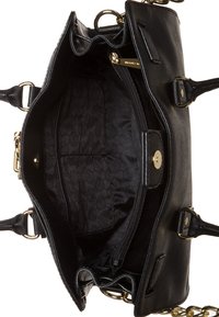 Sac à main en cuir noir avec des détails en métal doré. L'intérieur présente une doublure noire à motif, un compartiment zippé et un espace de rangement généreux.