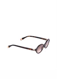 Lunettes de soleil rondes avec monture à motif écaille de tortue et verres dégradés foncés, présentées en angle sur fond blanc.