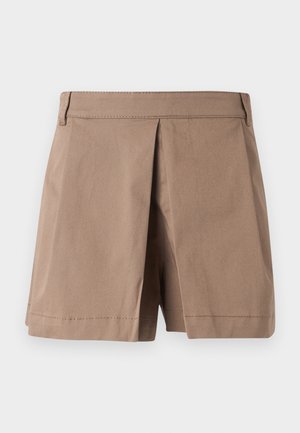 Shorts beige sur mesure avec pli central à l'avant, passants de ceinture et surpiqûres à l'ourlet, présentés sur un fond gris clair uni.