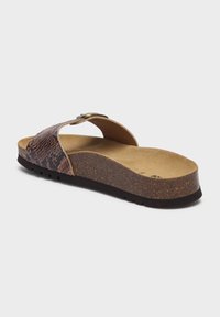 Sandale à talon en simili serpent marron avec une plateforme texturée en liège, un coussin de pied incurvé et une sangle unique avec un accent métallique. Semelle en caoutchouc.