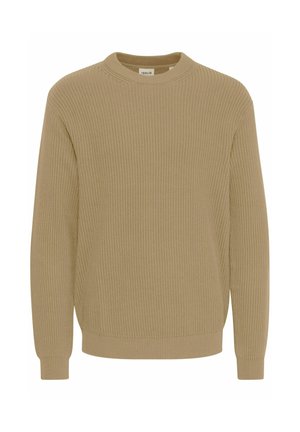 Pull en maille beige à col rond, à manches longues avec des poignets ajustés. Texture douce avec une silhouette décontractée et une étiquette visible au niveau du col.