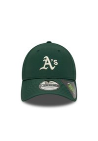 Πράσινο καπέλο μπέιζμπολ από ύφασμα, με ανάγλυφο λευκό λογότυπο "A's" στο μπροστινό μέρος, δομημένη κορυφή και ρυθμιζόμενο λουράκι στο πίσω μέρος.