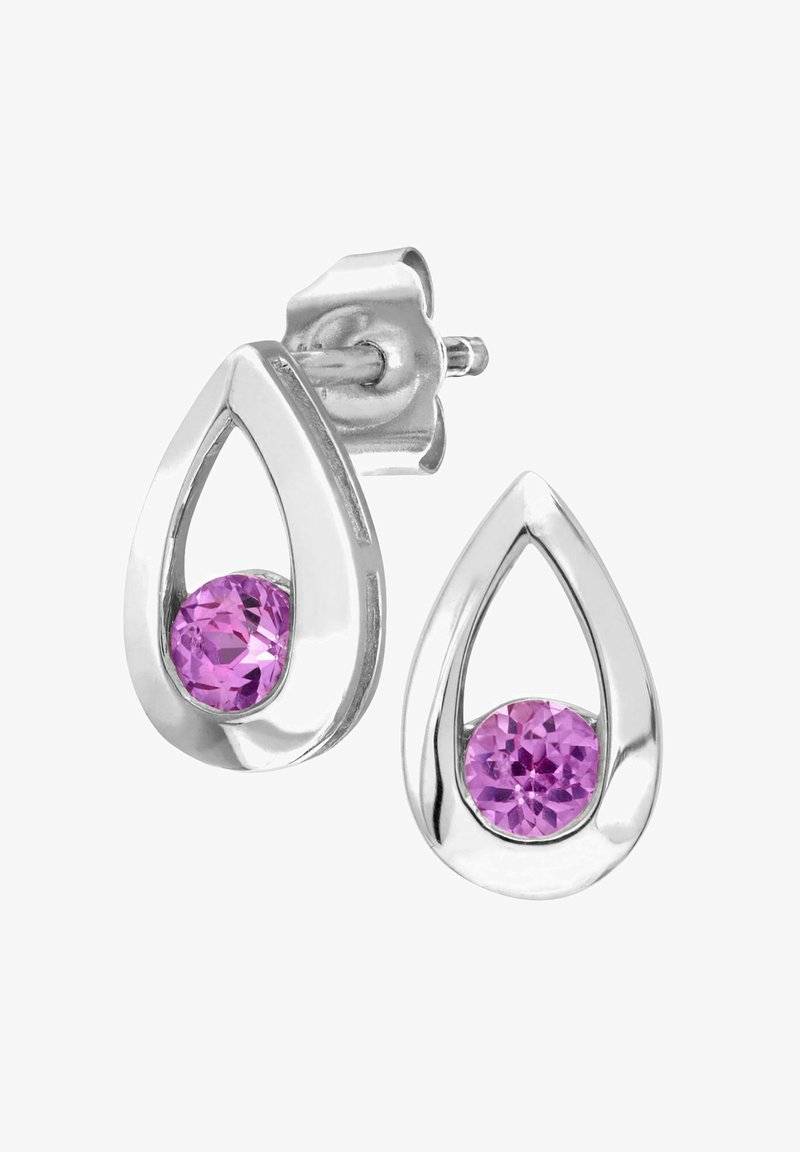 Des boucles d'oreilles en forme de goutte d'eau en argent mettent en valeur une gemme facettée de couleur violet vif, intégrée dans un design ouvert. Le métal poli offre une texture lisse.
