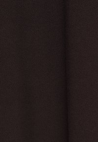 Mörkbrun texturerad tyg med ett vävt mönster, som visar ett robust och tätt material. Ytan verkar slät och jämn.