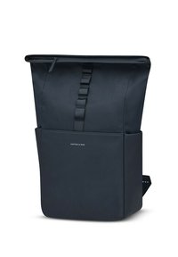 Schwarzer Rucksack mit zylindrischer Form, ausgestattet mit einem Reißverschluss oben, verstellbaren Schultergurten und einer Fronttasche. Hergestellt aus robustem Material.