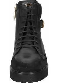 Svarta ankle boots tillverkade av läder och mocka, med snörning fram, sidodragkedja, tjock sula och detaljer i guldton.