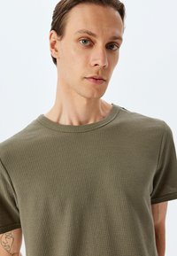 Koton CREW NECK  - T-shirt - bas - khaki