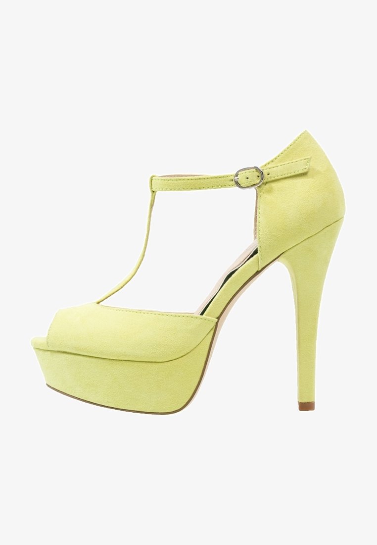 Chaussure à plateforme en daim vert clair avec talon haut, bride en T et fermeture à boucle, design à bout ouvert et talon aiguille fin.