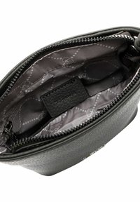 Schwarze Lederhandtasche mit strukturiertem Äußeren. Das Innere ist mit einem grauen Futter mit subtilen Mustern und einem kleinen Etikett ausgestattet. Mit Reißverschlussverschluss.