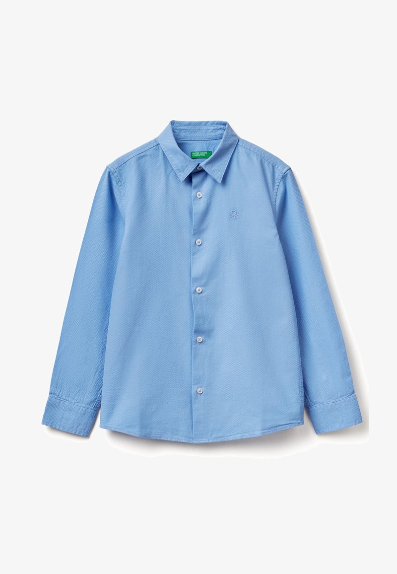 Camisa de manga larga azul claro con cuello, siete botones y un sutil patrón texturizado, que presenta un logo bordado en el pecho.