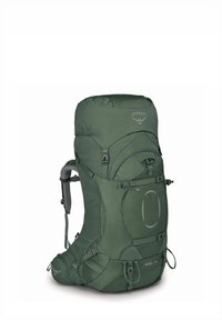 Mochila Osprey Ariel 65 en verde oscuro. Cuenta con un amplio compartimento principal, correas ajustables y múltiples bolsillos con cremallera. Tela duradera.