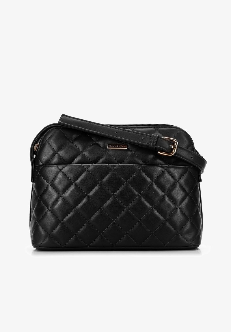 Borsa a tracolla nera in pelle trapuntata con zip, tracolla regolabile e piccolo logo in finitura metallica. Texture liscia e forma strutturata.