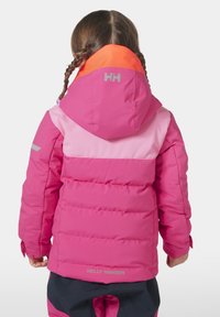 Gevoerde roze winterjack met een oranje capuchon, grijze accenten en logo; heeft een color-block ontwerp met verschillende tinten roze.