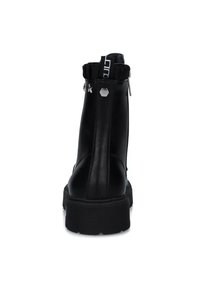 Stivali ankle neri con finitura in pelle lucida, dotati di chiusura con zip, dettagli decorativi e suola spessa per una maggiore stabilità.