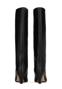 Crne kožne čizme do koljena s elegantnim dizajnom, izoštrenim vrhom i teksturiranim završetkom. Imaju suženi konusni potpeticu za dodatnu visinu.