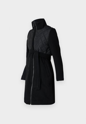 Svart kappa med kviltad överdel, långa ärmar, hög krage och matchande bälte, med en slät, strukturerad yta.