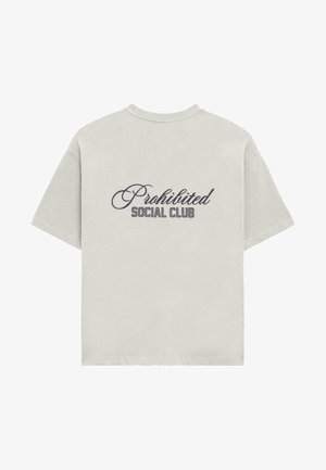 Gaiša pelēka īsām piedurknēm T-krekls ar apaļu kakla izgriezumu; aizmugurē ir drukāts "Prohibited Social Club" tumšā kontrastējošā krāsā.