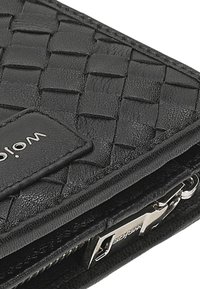 Portafoglio in pelle intrecciata nera con una superficie liscia, hardware in argento e un'etichetta con logo, caratterizzato da un design compatto e rettangolare.