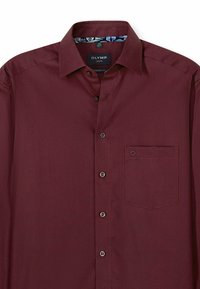 Bordeauxfarbenes Hemd mit modernem Schnitt, ausgestattet mit einer Brusttasche, braunen Knöpfen und einem gemusterten Innenkragen. Glatte Textur.